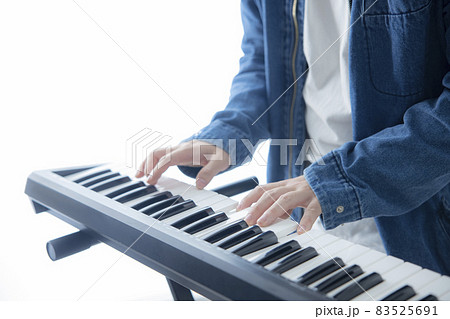 キーボードを弾く男性 83525691