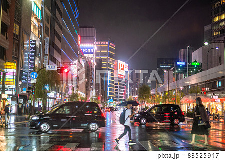 《東京都》夜の銀座・雨の夜 83525947