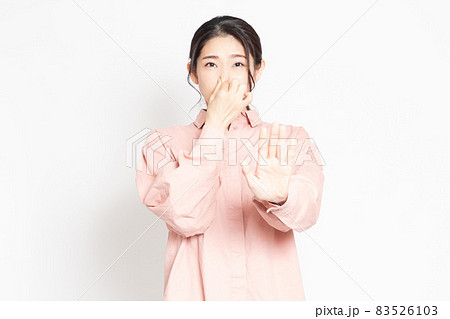 匂いが臭くて鼻をつまむ女性 匂いが臭くて鼻をつまむ女性 83526103