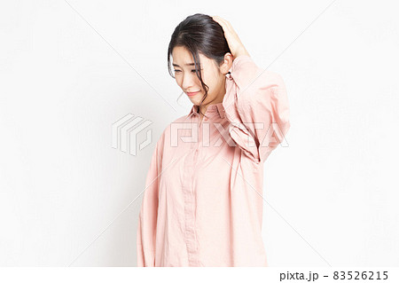 失敗して落ち込んでいる女性 失敗して落ち込んでいる女性 83526215
