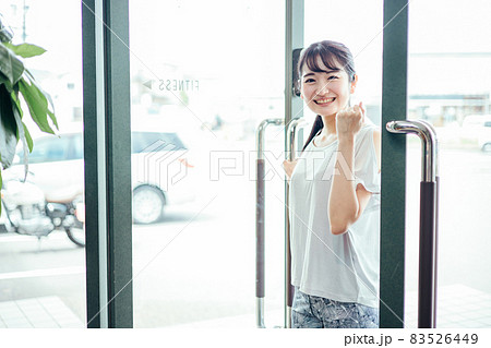 スポーツジムに来た女性(ガッツポーズ) スポーツジムに来た女性(ガッツポーズ) 83526449