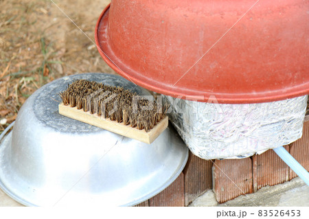 屋外に置いてあるブラシとたらい（韓国） 83526453