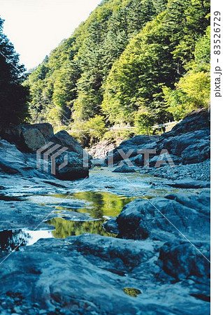 屏風のような山と清流と岩 83526729