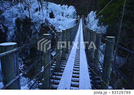 小鹿野町尾ノ内渓谷氷柱に吊橋 83526789