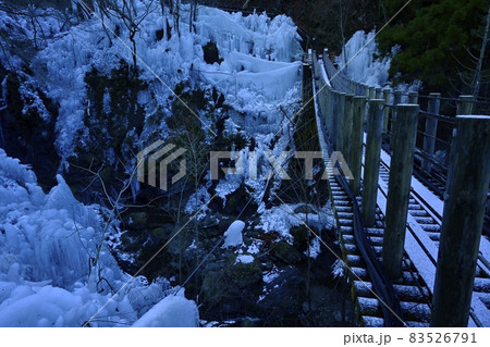 小鹿野町尾ノ内渓谷氷柱に吊橋 83526791
