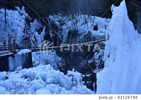 小鹿野町尾ノ内渓谷氷柱に吊橋 83526798
