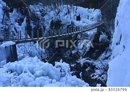 小鹿野町尾ノ内渓谷氷柱に吊橋 83526799