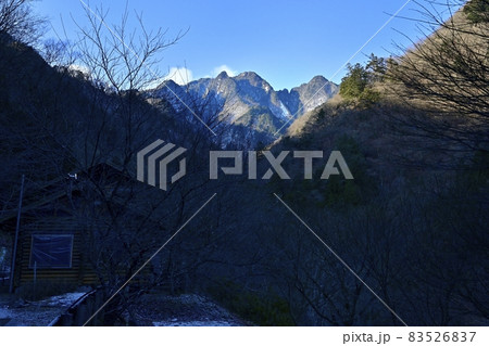 小鹿野町尾ノ内渓谷入口の自然ふれあい館と両神山 小鹿野町尾ノ内渓谷入口の自然ふれあい館と両神山 83526837