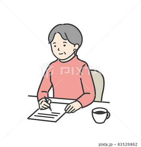 手紙を書いているシニア女性 83526862