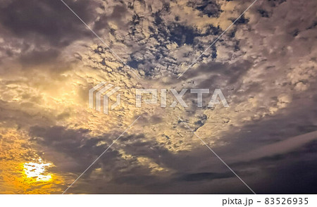 夕日に染まり始める秋の空と雲 83526935