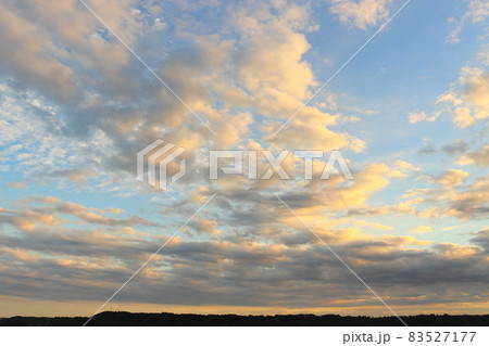 秋　青空　雲　夕焼け 83527177
