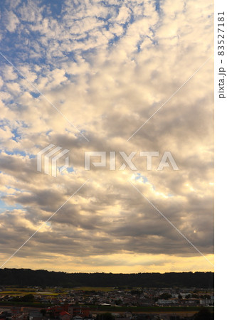 秋　青空　雲　夕焼け　平地 83527181