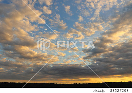 秋　青空　雲　夕焼け 83527293
