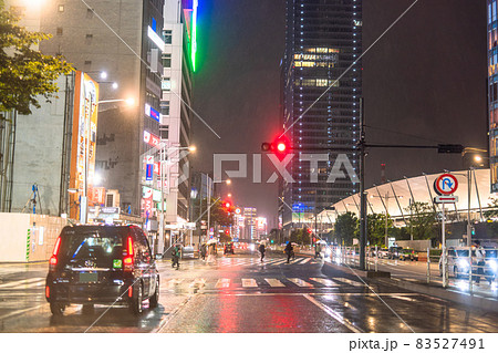 《東京都》夜の東京駅前・雨の夜 83527491