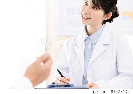 栄養指導をする栄養士 栄養指導をする栄養士 83527530