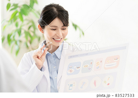 栄養指導をする栄養士 栄養指導をする栄養士 83527533