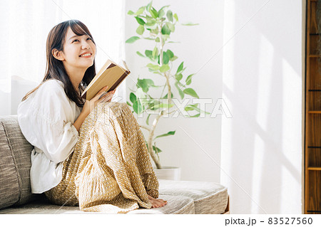 ソファに座って読書をする女性 83527560