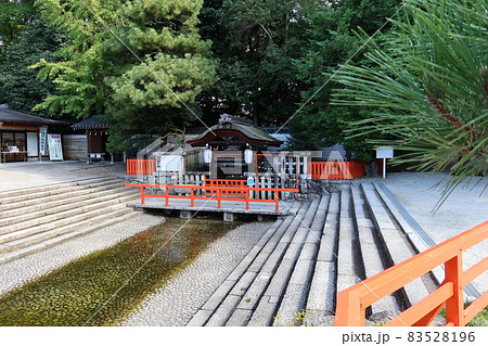 京都にある神社と寺の風景：世界遺産の下鴨神社の御手（みたらい））池と井上社と御手洗（みたらし）社 83528196
