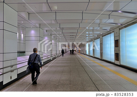新宿都庁から新宿駅西口へ向かう地下通路 83528353