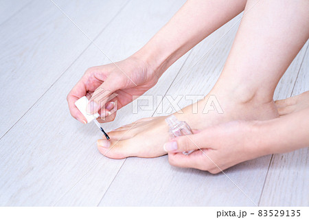 足にマニキュアを塗る女性の手元【パーツカット】 足にマニキュアを塗る女性の手元【パーツカット】 83529135