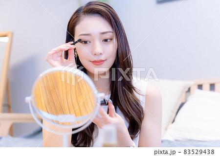 マスカラをまつ毛につけるメイク中の女性 83529438