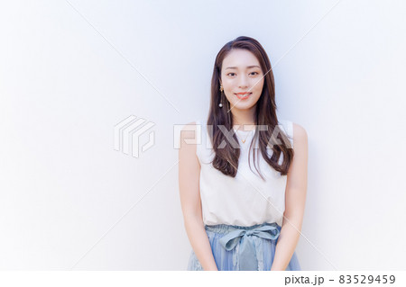 微笑む女性 微笑む女性 83529459