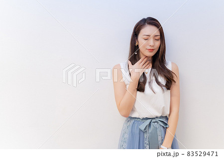 のどに違和感を覚える女性 のどに違和感を覚える女性 83529471