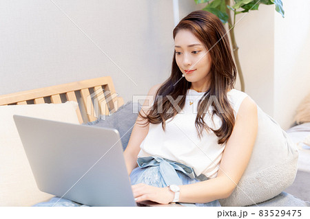 自宅でパソコン作業する笑顔の女性 自宅でパソコン作業する笑顔の女性 83529475