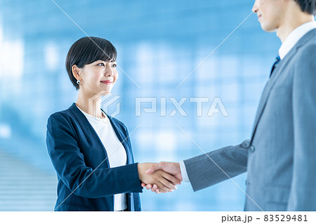 ビジネス　握手をする男女 83529481