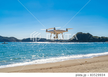 ドローンと海と青空 83529934
