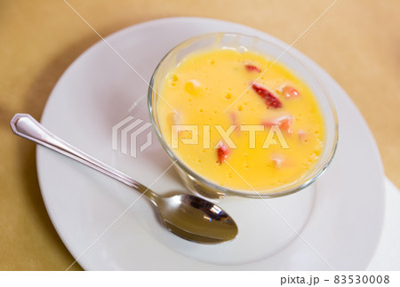 Vanilla mousse with strawberry Vanilla mousse with strawberry 83530008