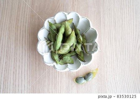 白いお皿に盛り付けた新鮮な枝豆（丹波篠山の黒枝豆） 83530125