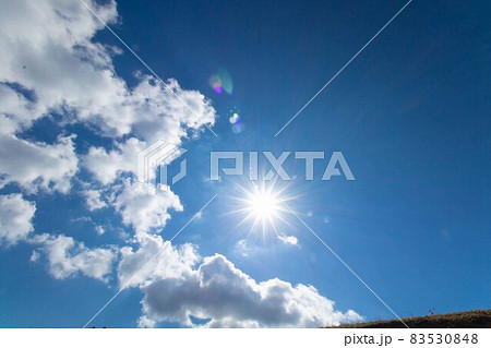 青空と太陽(雲あり) 青空と太陽(雲あり) 83530848