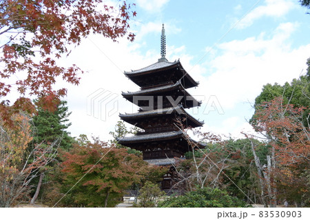 京都にある神社と寺の風景:世界遺産の仁和寺の境内にある五重塔 京都にある神社と寺の風景:世界遺産の仁和寺の境内にある五重塔 83530903