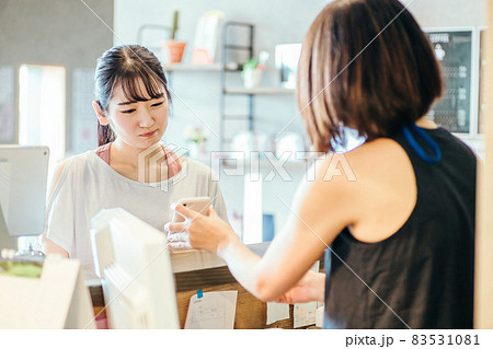 受付でスマホを使う女性（困る） 83531081