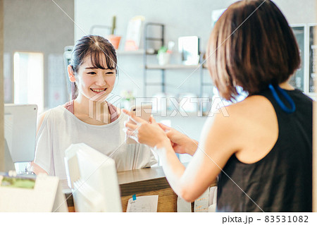 受付でスマホを出す女性 受付でスマホを出す女性 83531082
