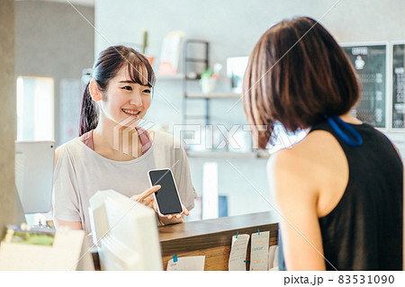 受付でスマホを出す女性 受付でスマホを出す女性 83531090