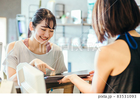スポーツジムでタブレットを見る女性 83531093