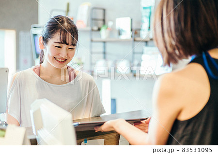 スポーツジムでタブレットを見る女性 83531095