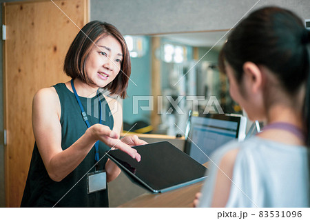 スポーツジムのフロントにいる女性（タブレットPC） 83531096