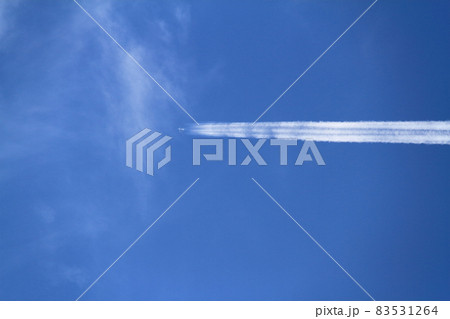 真青な空を雲を引きながら飛行する旅客機 真青な空を雲を引きながら飛行する旅客機 83531264