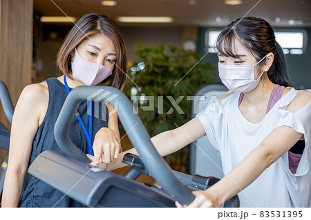 スポーツジムで指導を受ける女性（マスク） 83531395
