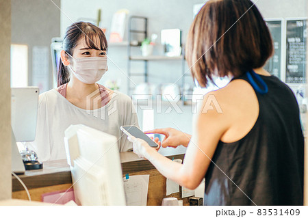 受付でスマホを出す女性(マスク) 受付でスマホを出す女性(マスク) 83531409