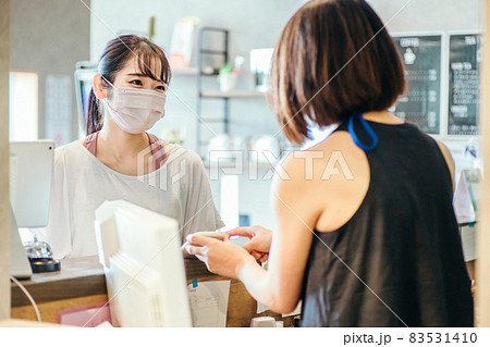 受付でスマホを出す女性(マスク) 受付でスマホを出す女性(マスク) 83531410