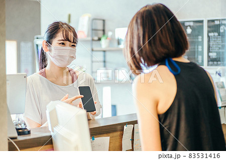 受付でスマホを出す女性(マスク) 受付でスマホを出す女性(マスク) 83531416