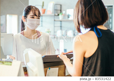 スポーツジムでタブレットを見る女性（マスク） 83531422