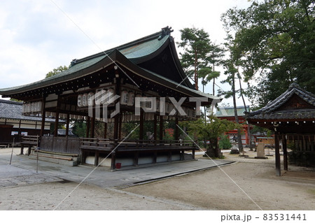 京都の神社と寺の風景:今宮神社の境内にある拝殿及び楼門と摂社若宮社の拝殿と織田稲荷社 京都の神社と寺の風景:今宮神社の境内にある拝殿及び楼門と摂社若宮社の拝殿と織田稲荷社 83531441