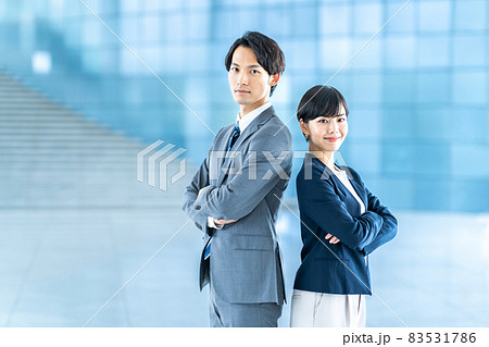 通路で腕を組む男女 の写真素材
