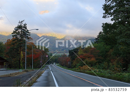 北海道の田舎の風景:富良野市の中富良野付近の国道風景 北海道の田舎の風景:富良野市の中富良野付近の国道風景 83532759
