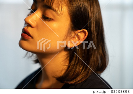 印象的な女性のポートレート 83533398